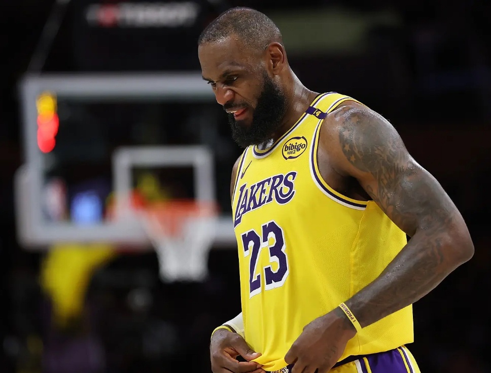 詹姆斯在巴塞罗那比赛中刷新纪录，比赛规则变更引发热议！全场沸腾不已的简单介绍-开云官方平台